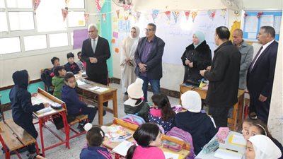 وكيل تعليم الإسماعيلية يتابع انتظام الدراسة