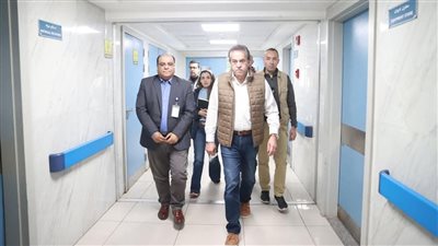 نائبُ رئيسِ الوزراءِ يتفقدُ مستشفيَيْ الهلالِ وشبرا العام.. ويوجّهُ بصرفِ مكافأة
