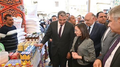 محافظ البحيرة تتفقد معرض 