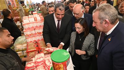 محافظ البحيرة تتفقد معرض 