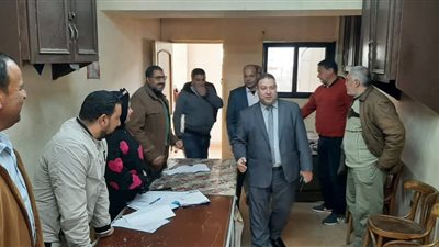 رئيس دمنهور يتفقد الإدارات والوحدة المحلية لمتابعة سير العمل 