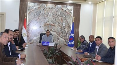 محافظ السويس يعقد اجتماعًا لمتابعة منافذ ومعارض أهلًا رمضان لتوفير السلع 