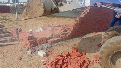 حملات مكثفة لإزالة التعديات على الأراضي بمركزي دمنهور وبدر