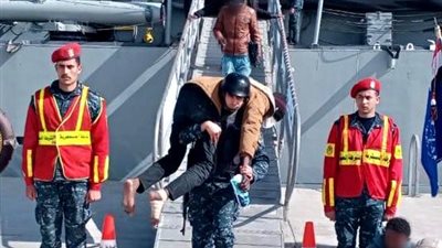 القوات البحرية تشارك في إنقاذ مركب هجرة غير شرعية بعد تعرضه للغرق  