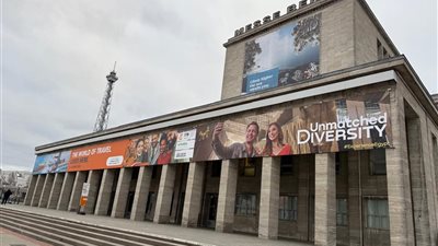  واجهات مقر بورصة برلين السياحية الدولية (Messe Berlin) تتزين بشعار الحملات الدعائية للمقصد السياحي المصري 