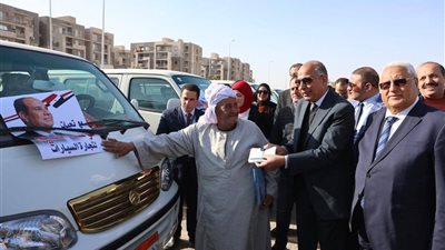 البنك الزراعي المصري يسلم 78 سيارة ميكروباص