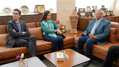 رئيس الجامعة المصرية اليابانية يبحث مع وفد فرنسي تعزيز التعاون الأكاديمي والبحثي