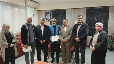 تكريم مدير ومعلمين بمدرسة الشرقي بهجورة الابتدائية بنجع حمادي