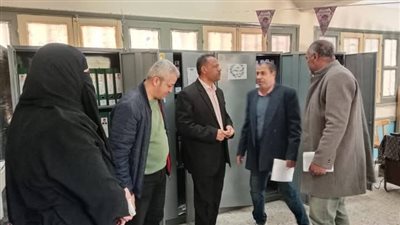 وكيل تعليمية نجع حمادي يتابع سير الدراسة بالتجارة بنين