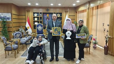 مركز خدمات الأشخاص ذوي الهمم يُهدي نتاج أنشطته  لرئيس جامعة المنصورة