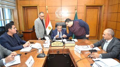  محافظ الدقهلية يبحث الطلبات المقدمه من المواطنين لإقامة مشروعات استثمارية