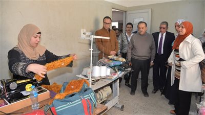 محافظ أسيوط يتفقد مشغل الخياطة والوحدة المحلية بقرية ريفا