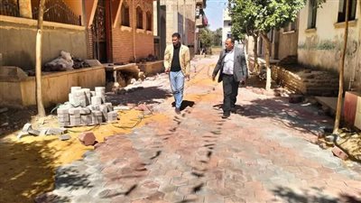 رئيس مدينة قوص يتابع أعمال تركيب الانترلوك بشارع الجنينه