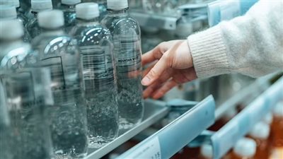 البلاستيك في المياة المعبأة يدخل إلى الدماغ.. تعرف على البدائل