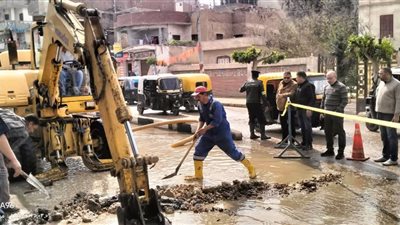 رئيس كوم حمادة يتابع رفع الإشغالات وإصلاح كسر ماسورة مياه رئيسية