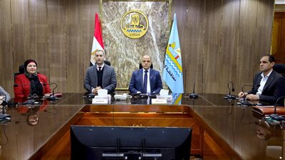  محافظ كفرالشيخ يناقش خطة تنفيذ الهوية البصرية