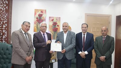 وكيل التربية والتعليم بالإسماعيلية يُكرّم إدارة أبوصوير التعليمية