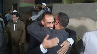 بالدموع والزغاريد.. قرية أبوشنب بالفيوم تستقبل الشباب المحررين من السودان 