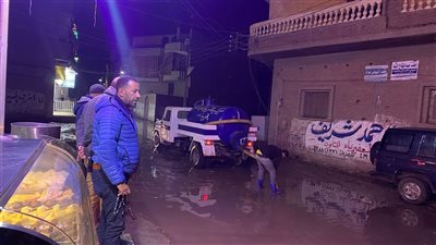 استمرار جهود كسح مياه الأمطار بمدن وقرى الغربية