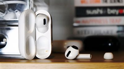 كيفية تنظيف سماعات AirPods