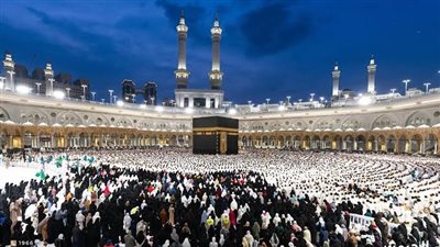 صلاتي العشاء والتراويح من المسجد الحرام في ثامن ليالي رمضان.. بث مباشر 