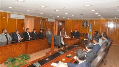 محافظ أسيوط يلتقي أعضاء الكيانات الشبابية لمناقشة الأفكار والمبادرات 