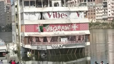 جنوح مركب سياحي في النيل بالمنصورة والشرطة تنقذ الركاب.. صور 