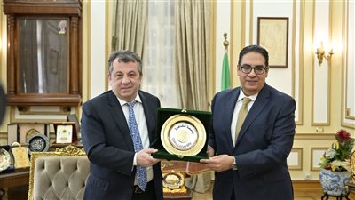 رئيس جامعة القاهرة يلتقى سفير أرمينيا بمصر 