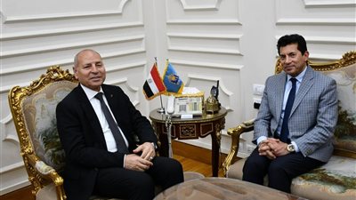 وزير الرياضة ومحافظ القاهرة يبحثان التعاون المشترك