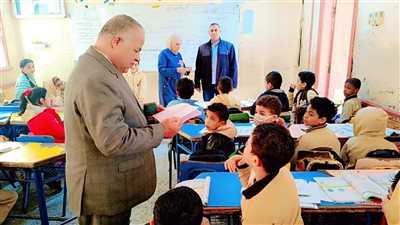 تكريم معلمة وتلميذة بالصف الثالث الابتدائي لتميزها في القراءة وتلخيص القصة بالفيوم