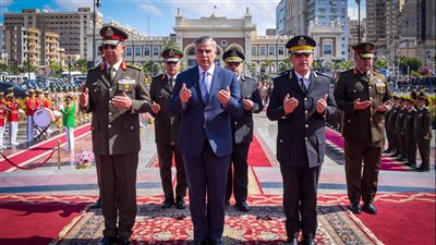 محافظ الإسكندرية وقائد المنطقة الشمالية العسكرية يضعون الزهور على النصب التذكاري للشهداء