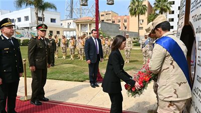 محافظ البحيرة تضع إكليل الزهور على النصب التذكاري للشهيد عبد المنعم رياض