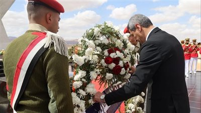 محافظ السويس وقائد الجيش الثالث الميداني ومدير الأمن يضعون أكاليل الزهور علي قبر الجندي المجهول بمناسبة يوم الشهيد  