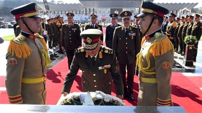 الرئيس السيسي ينيب وزير الدفاع لوضع إكليل من الزهور على النصب التذكاري لشهداء القوات المسلحة