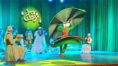 شاهد .. التنورة التراثية تحيي أولى ليالي رمضان بمسرح السامر
