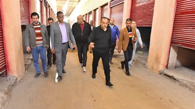 محافظ أسيوط يتفقد السوق التجاري الحضاري للباعة الجائلين بالحمراء 