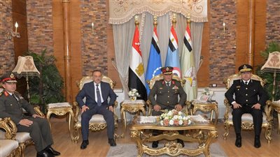 محافظ أسيوط يشارك في وضع إكليل الزهور على النصب التذكاري 