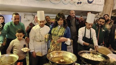 نبيلة مكرم تشارك في تحضير الزلابيا وسط أهالي عزبة حمادة (فيديو)