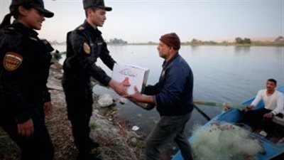 قطاع الأمن المركزى بالداخلية يوزع عبوات غذائية 