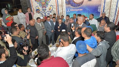 محافظ أسيوط يتناول الإفطار على إحدى موائد الرحمن مع أهالي 