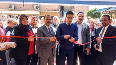 رئيس جامعة بنها يفتتح المعرض الخيري للملابس لطلاب كلية التربية النوعية