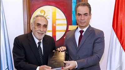 أسرة الشيخ طه الفشني تهدي إذاعة القرآن الكريم تلاوات وابتهالات نادرة