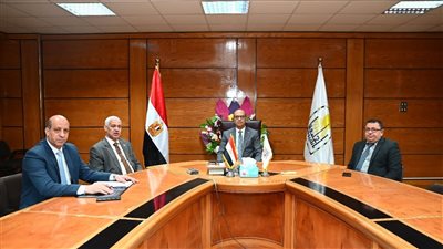المنشاوي يتفقد سير العمل الإداري ويعقد اجتماعاً لمناقشة التطوير المؤسسي بجامعة أسيوط