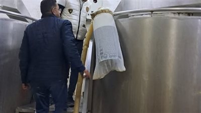 تحرير  14محضراً والتحفظ على 3 طن لبن فرز غير صالح للاستهلاك داخل مصنع جبنة 