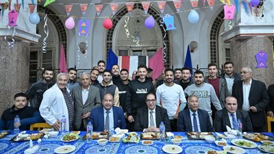رئيس جامعة القاهرة يشارك طلاب المدينة الجامعية مائدة الإفطار