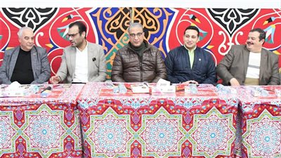 محافظ الفيوم يشارك في مائدة الإفطار الجماعي لعابري السبيل والأولى بالرعاية