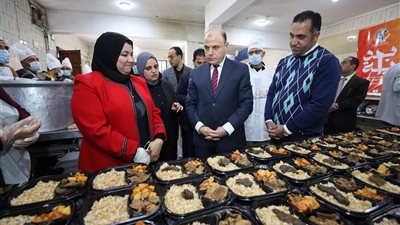 محافظ كفرالشيخ يتفقد مبادرة «مطبخ المصرية بإيدين بناتها» 
