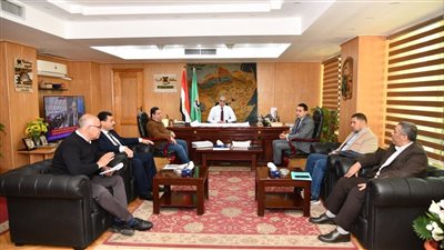 محافظ الفيوم يبحث تنفيذ محاور مرورية جديدة فى المدينة