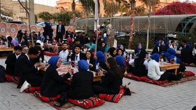 رئيس جامعة حلوان يشارك في حفل إفطار الطلاب الجماعي