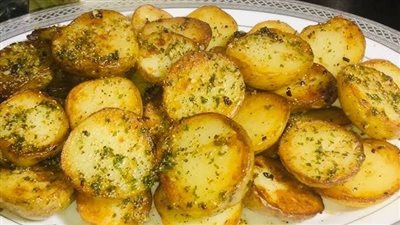 غنية بالألياف ومفيدة للشعر| حضري أصابع البطاطس بالثوم لسحور سريع ومغذي